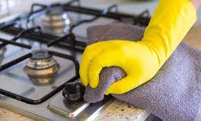 Cleaning kitchen stove